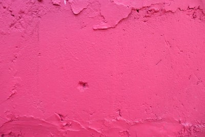 白天粉色混凝土墙
